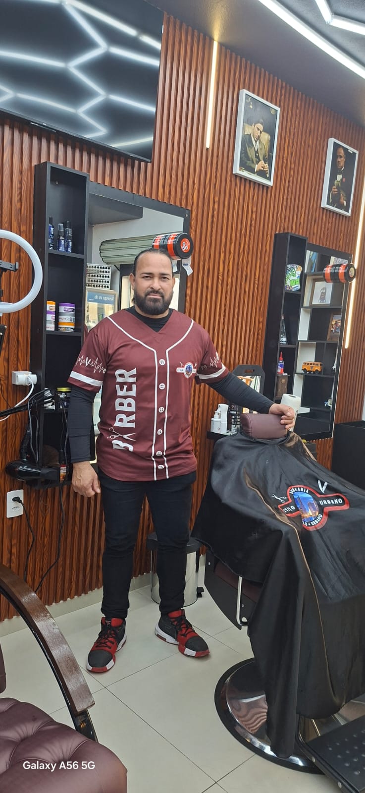 Jhonatan, barbeiro especialista em corte e barba na Stylo Urbano Itajaí