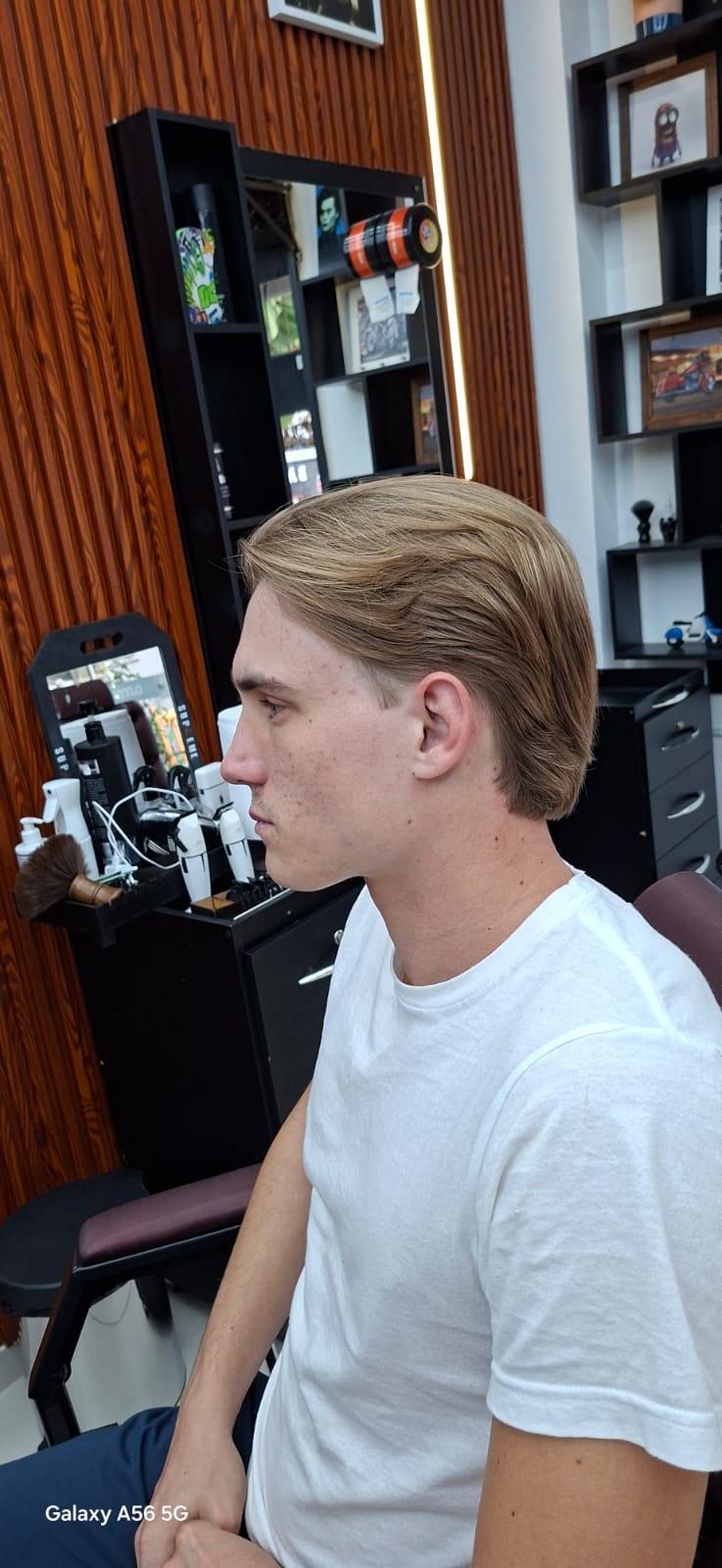 Cliente com corte clássico masculino na barbearia em Itajaí